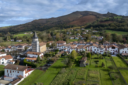France, Pyrénées-Atlantiques (64), Pays-Basque, Ainhoa, labellisé Les Plus Beaux Villages de France, et l'église Notre-Dame-de-l'Assomption (vue aérienne)