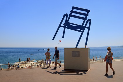 France, Alpes-Maritimes (06), Nice, la chaise bleue de Sab de l'artiste niçoise Sabine Géraudie sur la Promenade des Anglais