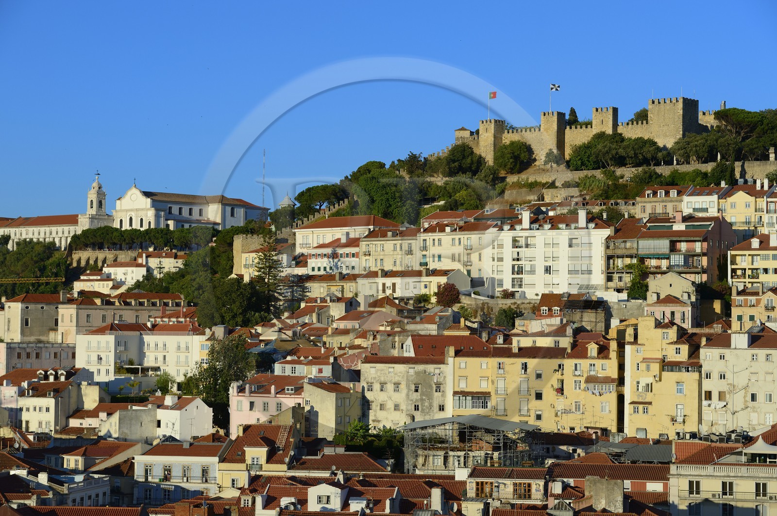 Portugal, Lisbonne, vue sur la ville depuis le elevador (ascenseur) de Santa Justa et le Castelo Sao Jorge (château Saint Georges) sur la colline de l'Alfama