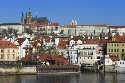 République Tchèque, Prague, centre historique classé Patrimoine Mondial de l' UNESCO, quartier de Mala Strana et la cathédrale Saint-Guy surplombant le chateau Royal en arrière plan