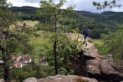 France, Bas-Rhin (67), Parc naturel régional des Vosges du Nord, Obersteinbach, le rocher en grès du Wachtfels domine le village