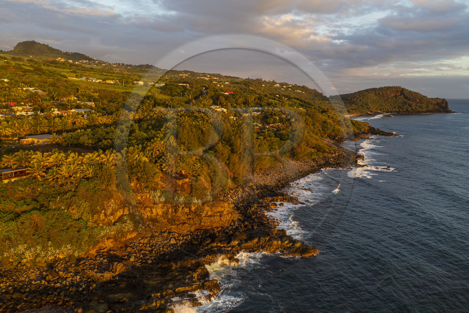 France, Ile de la Reunion, Petite-Ile sur la côte sud, plage et rochers vers Grand Anse (vue aérienne)