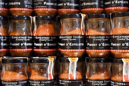 France, Pyrénées-Atlantiques (64), Pays-Basque, Espelette, piment d'Espelette AOP en poudre dans l'épicerie de la productrice Virginie Curutchet