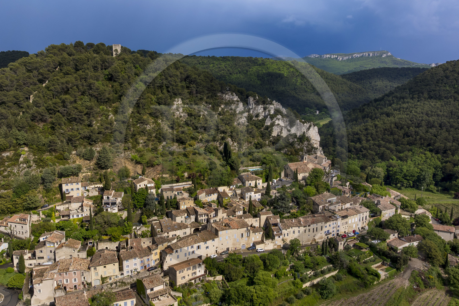 France, Vaucluse (84), Dentelles de Montmirail, le village médiéval de Séguret, labellisé Les Plus Beaux Villages de France, un jour d'orage et la crête de Saint-Amand vue du Sud en arrière plan (vue aérienne)