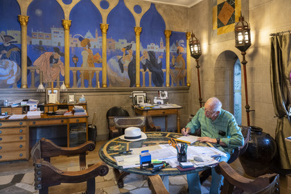 France, Alpes-Maritimes (06), Menton, Domaine des Colombieres, l'actuel propriétaire Michael Likierman dans la villa des Colombières  entièrement conçue comme une œuvre d'art par Ferdinand Bac