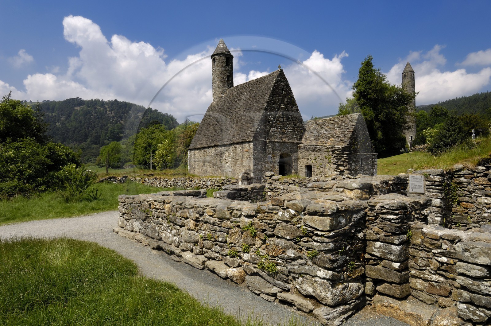 Irlande, comté de Wicklow, région des Monts Wicklow, site monastique de Glendalough,  église Saint Kevin et la Tour Ronde