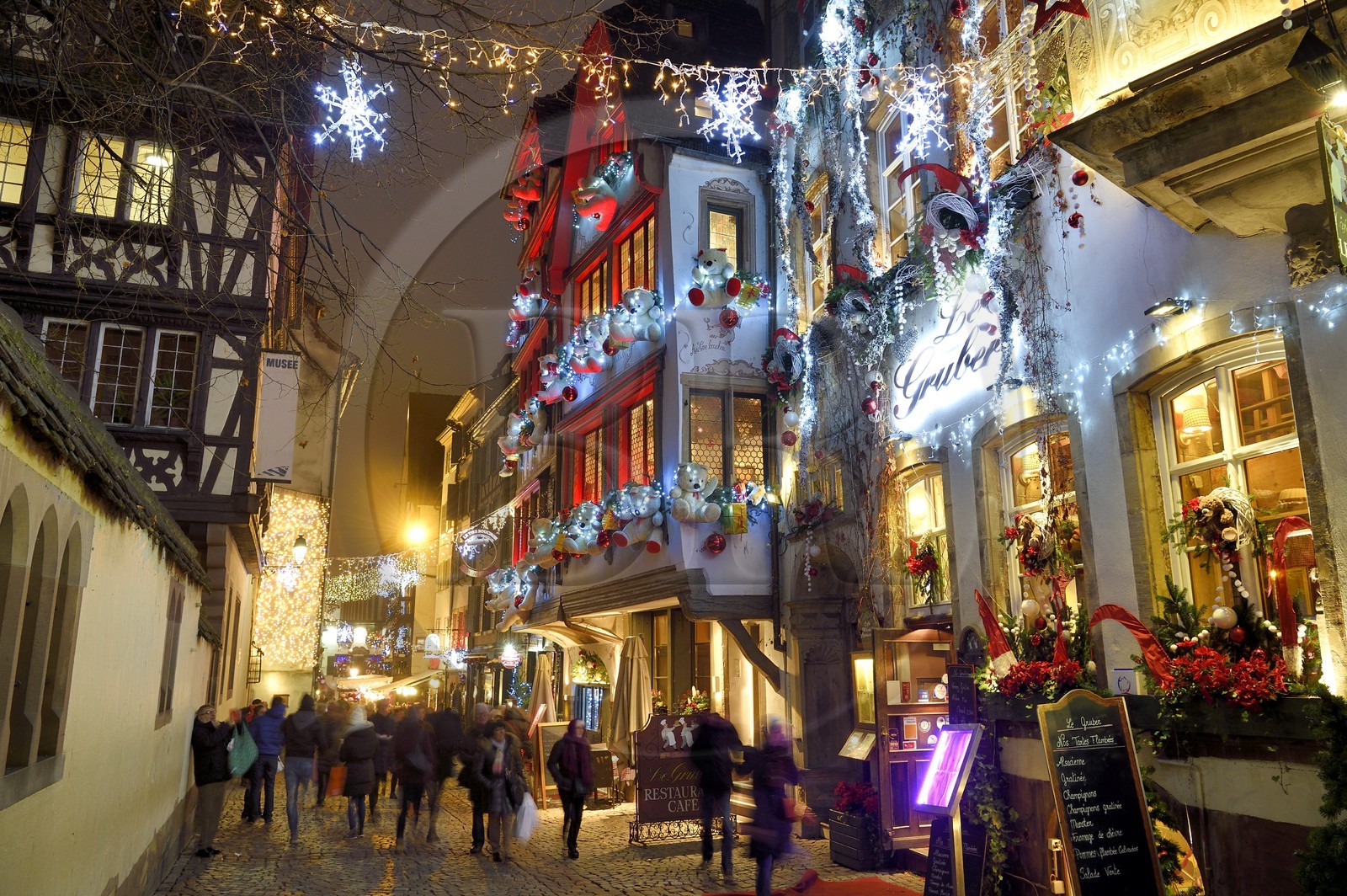 France, Bas-Rhin (67), Strasbourg, vieille ville classée Patrimoine Mondial de l'UNESCO, winstub Le Gruber décoré pendant le marché de Noël rue du Maroquin