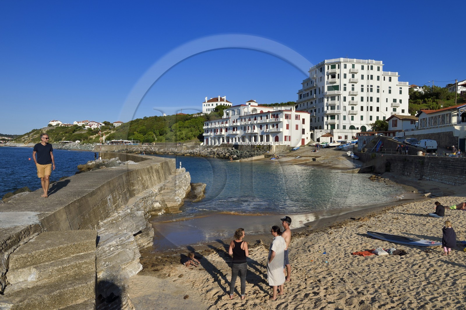 France, Pyrénées-Atlantiques (64), la côte du Pays-Basque, Guéthary, ancien port baleinier dominé par l'ancien hotel Guétharia art déco construit dans les années 1920 transformé en résidence