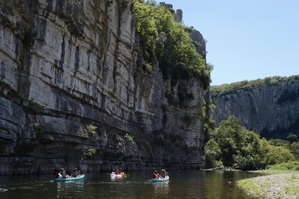 France, Ardèche (07), Les Vans, kayaks descendant la rivière Chassezac