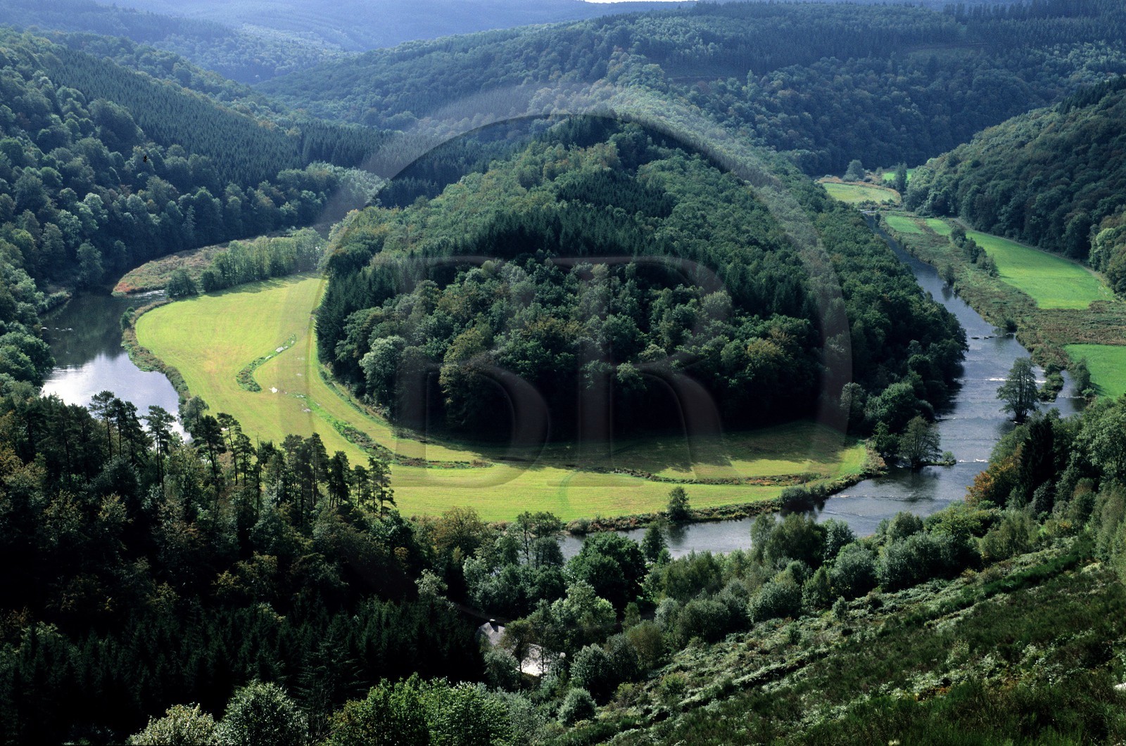 Belgique, Wallonie, province du Luxembourg, le Tombeau du Géant dans une boucle de la rivière Semois