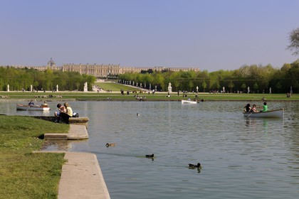 France, Yvelines (78), parc du château de Versailles, classé Patrimoine Mondial de l'UNESCO, barques sur le Grand Canal puis le bassin d'Apollon par Tuby avec le char d'Apollon et l'axe du Soleil vers le château