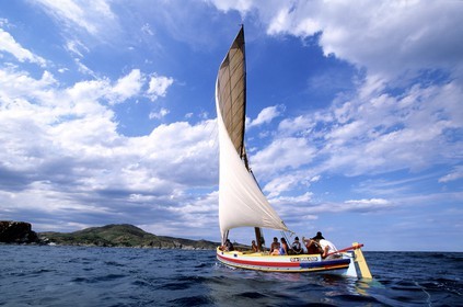 France, Pyrénées-Orientales (66), Banyuls-sur-Mer, barque catalane sur le côte Vermeille