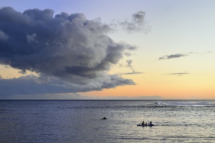 France, Ile de la Reunion, ville de Saint-Pierre, extrémité sud du lagon de St Pierre au lieu dit Terre Sainte, canoé