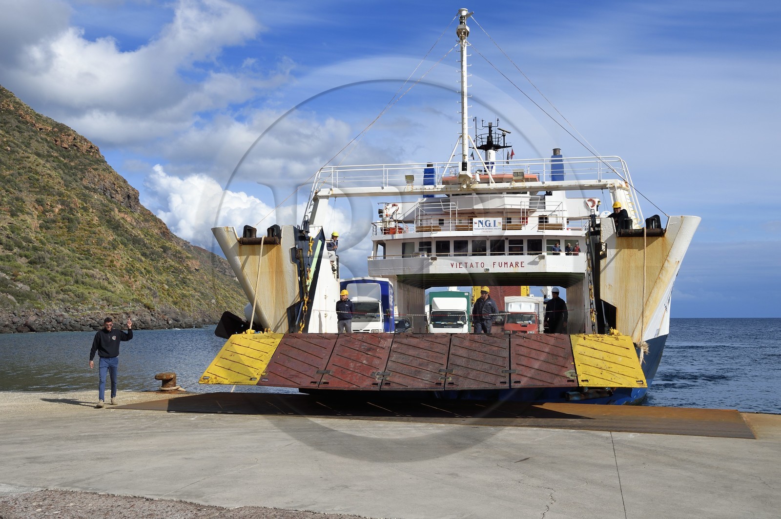 Italie, Sicile, iles Eoliennes, classées Patrimoine Mondial de l'UNESCO, Ile de Salina, arrivée du ferry dans le port de Rinella