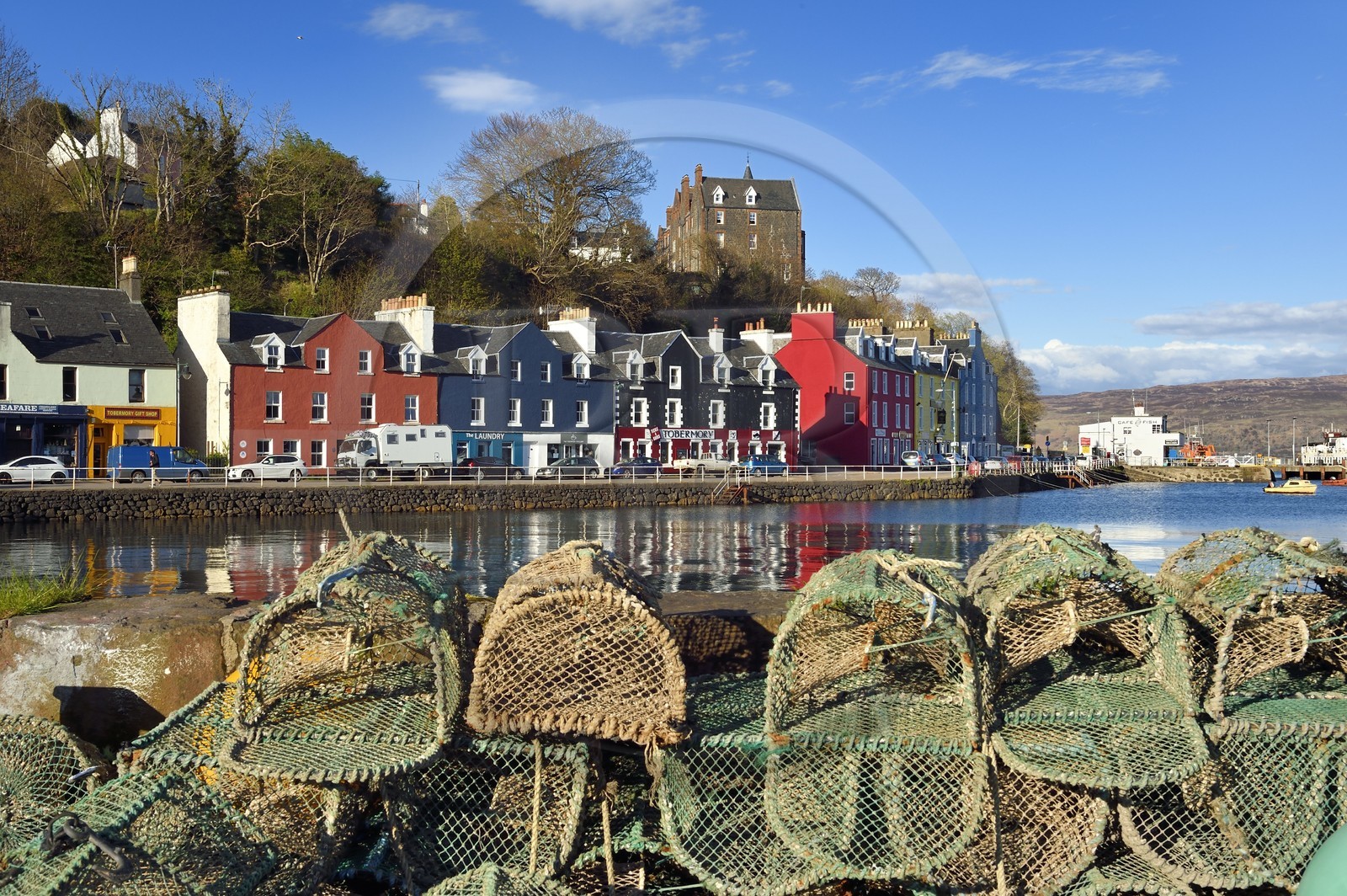 Royaume-Uni, Ecosse, Highland, Hébrides intérieures, Ile de Mull, la ville principale Tobermory et son port, casier à crustacés sur la jetée United Kingdom, Scotland, Highland, Inner Hebrides, Isle of Mull, the main town Tobermory and its harbour, crustacean locker on the pier
