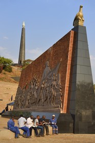 Zimbabwe, Harare, cimetière et le monument national pour commémorer la guérilla du Front patriotique tués pendant la guerre du Bush de Rhodésie du Sud, mur portant des peintures murales représentant l'histoire du Zimbabwe, ici le mouvement d'indépendance sous la direction du héros national Robert Mugabe et la sculpture de l’Oiseau du Zimbabwe au sommet