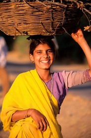 Inde, état du Rajasthan, région de Kumbhalgarh, dès le plus jeune âge, la femme état du Rajasthani porte le fardeau à la campagne