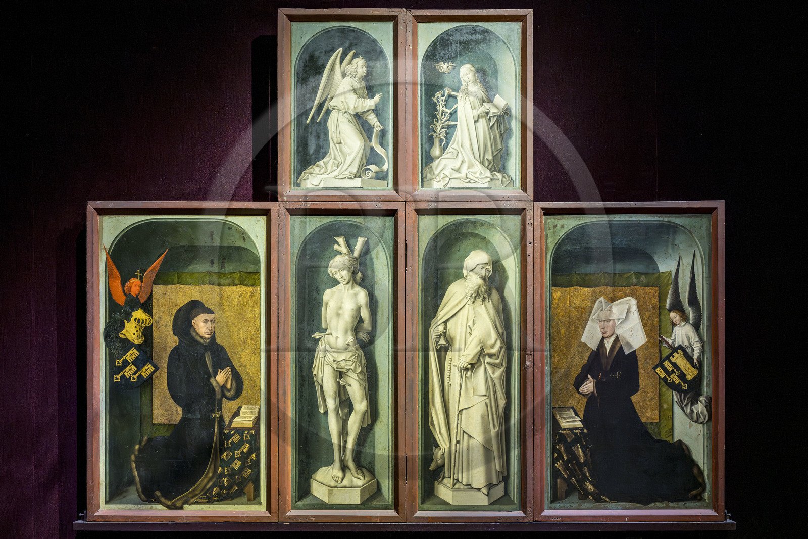 France, Côte-d'Or (21), Beaune, zone classée Patrimoine Mondial de l'UNESCO, Hospices de Beaune, l'Hôtel-Dieu, salle du Polyptyque, polyptyque du Jugement Dernier (fermé) de Rogier Van Der Weyden, oeuvre réalisée au XVe siècle