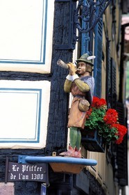 France, Haut-Rhin (68), Ribeauvillé, sculpture du joueur de fifre