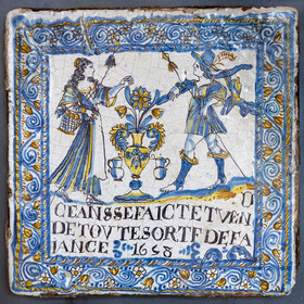 France, Nièvre (58), Nevers, musée de la Faïence et des Beaux-Arts, plaque enseigne Decor a compendiario avec inscription Ceans se faict et vend de toute sorte de faiance (1658)