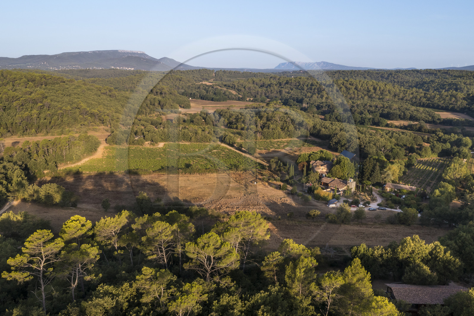 France, Var (83), Provence Verte, Bras, vers Saint-Maximin-la-Sainte-Baume, la maison d'hotes Le Peyrourier - une campagne en Provence (vue aérienne)