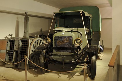 France, Meuse (55), région de Verdun, Fleury-devant-Douaumont, Mémorial de Verdun construit sur le site de la gare du village détruit, camion Berliet de la Voie Sacrée