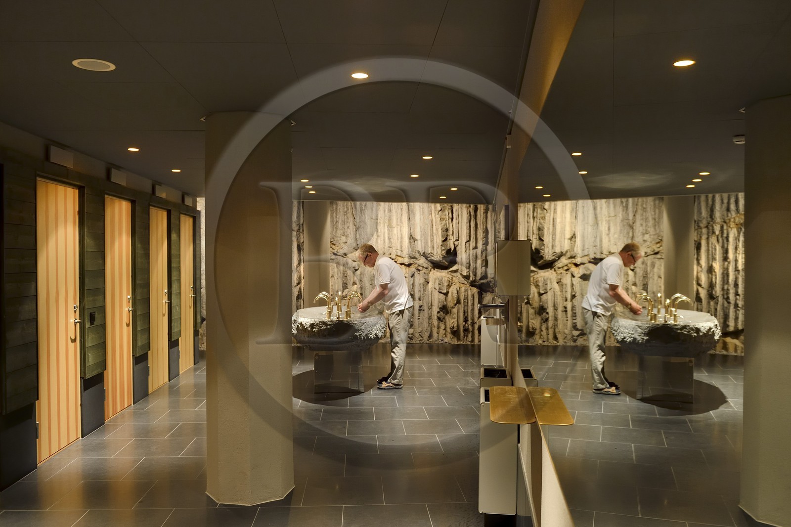 Suède, archipel de Stockholm, Gustavsberg, le centre d'art et d'exposition Artipelag, les toilettes aux parois rocheuses