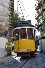 Portugal, Lisbonne, quartier de l'Alfama, tramway (electricos) dans la calçada Santo André