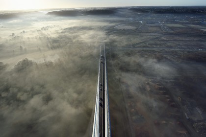 France, entre Calvados (14) et Seine-Maritime (76), le Pont de Normandie à l'aube, viaduc d'accès sud et la Rivière-Saint-Sauveur vus depuis le pylône sud
