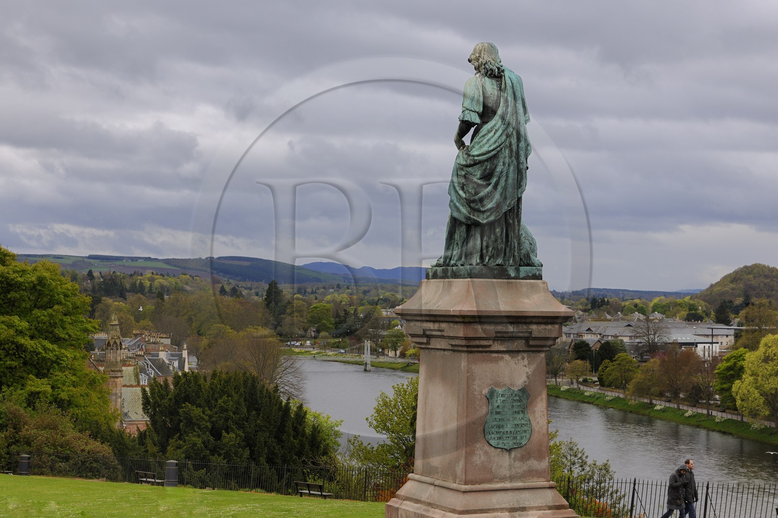Royaume-Uni, Ecosse, région des Highlands, Inverness,  la statue de Flora Mac Donald qui aida Bonnie Prince Charlie à échapper aux anglais surplombe la rivière Ness
