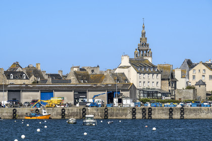France, Finistère (29), Roscoff, le port et le clocher de l'église Notre-Dame de Croaz Batz