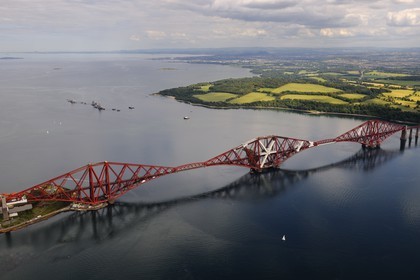 Royaume-Uni, Ecosse, Firth of Forth, Forth railway bridge (pont ferroviaire de Forth) et Edimbourg en arrière plan (vue aérienne)