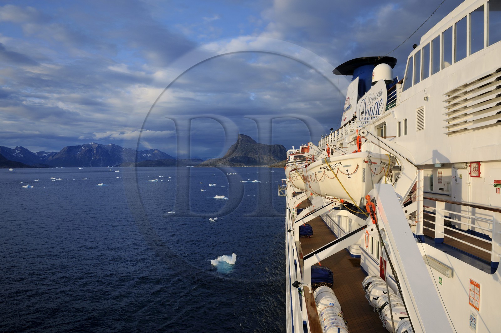 Groenland, fjord de Nanortalik, le bateau de croisière le Princess Danané progressant entre les icebergs