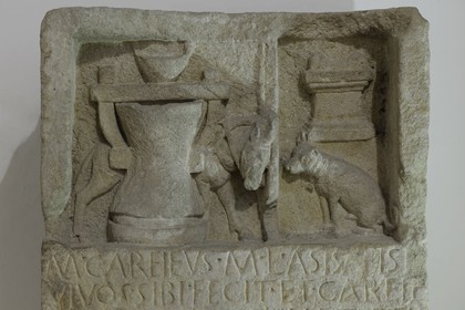 France, Aude (11), Narbonne, le Palais des Archevêques, le musée archéologique, petite stèle funéraire ou cippe d'un boulanger (1er siècle)