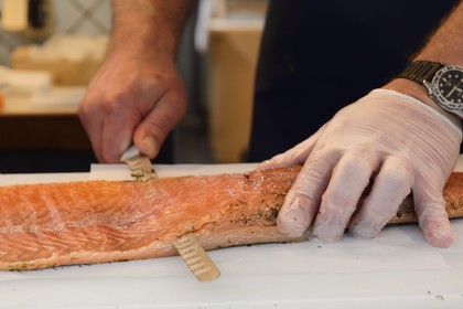 Suède, Västra Götaland, Göteborg (Gothenburg), l'Eglise du poisson (marché de poisson couvert) Feskekörka, coupe de saumon