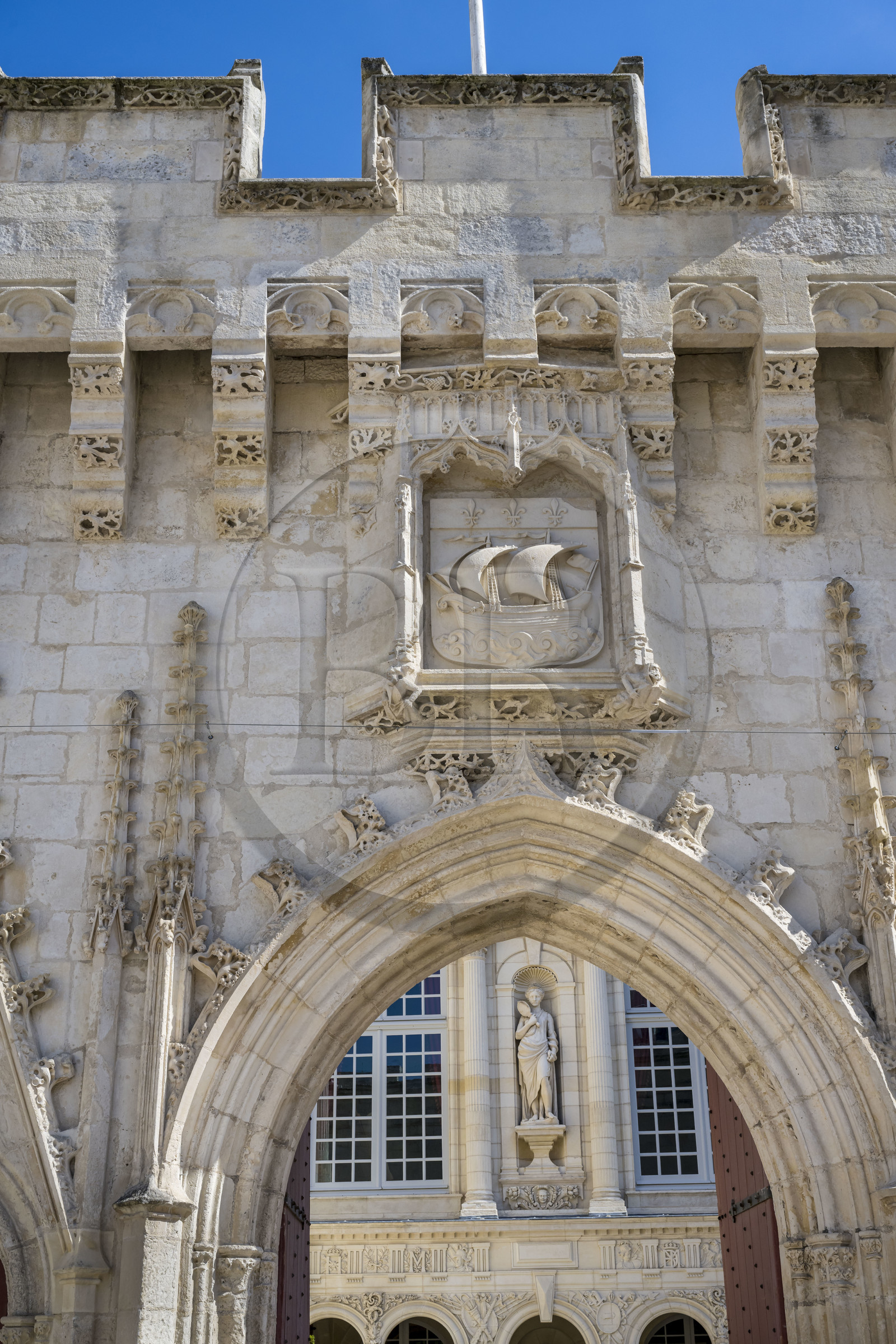 France, Charente-Maritime (17), La Rochelle, fportail d'entrée de l'Hotel de Ville orné du blason de la ville