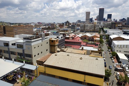 Afrique du Sud, province de Gauteng, Johannesburg, CBD (Central Business District), quartier de Maboneng autour de Fox street, terrasse du restaurant et bar The Living Room en premier plan