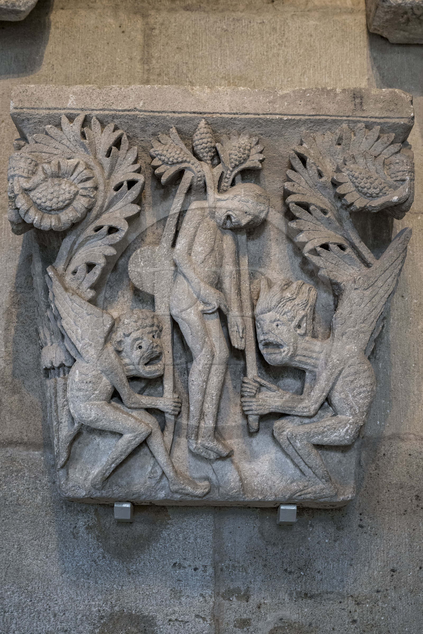 France, Saône-et-Loire (71), Autun, la cathédrale Saint-Lazare, un des chapiteaux historiés ornent les colonnes de la nef centrale, la pendaison de Judas