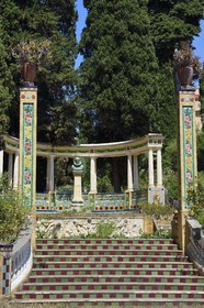 France, Alpes-Maritimes (06), Menton, Jardin Fontana Rosa, Rotonde de Cervantès, buste de Cervantes et bancs décorés de carreaux de céramique illustrant les aventures de Don Quichotte