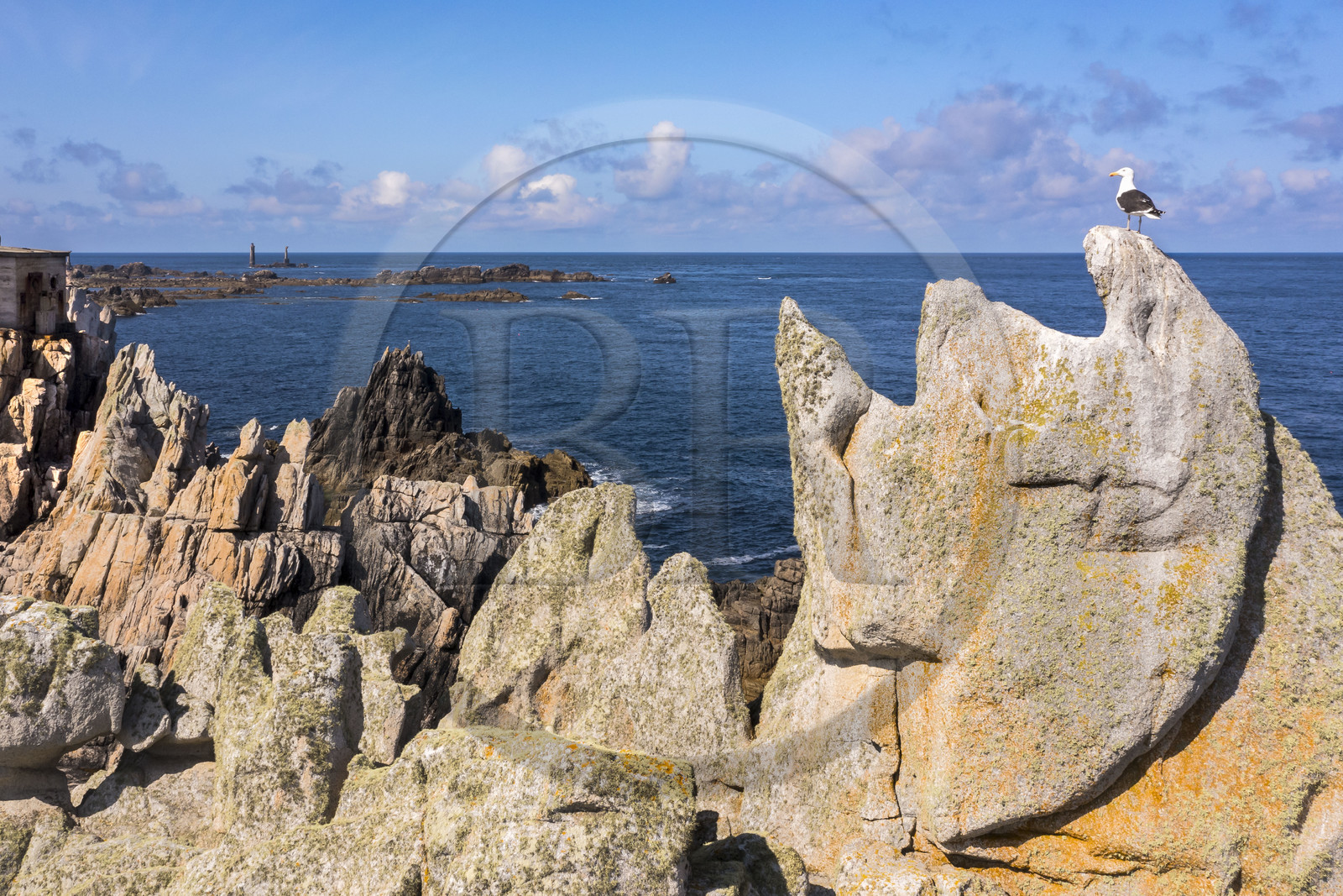 France, Finistère (29), Mer d'Iroise, Ile d'Ouessant, rochers façonnés par les tempêtes au pied du phare du Créac’h, certains ont des formes originales ici le Roi Gradlon (vue aérienne)