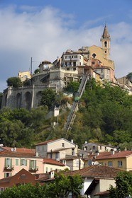 France, Alpes-Maritimes (06), le village perché de Contes et son ascenseur incliné qui mène à l'église Sainte-Marie-Madeleine