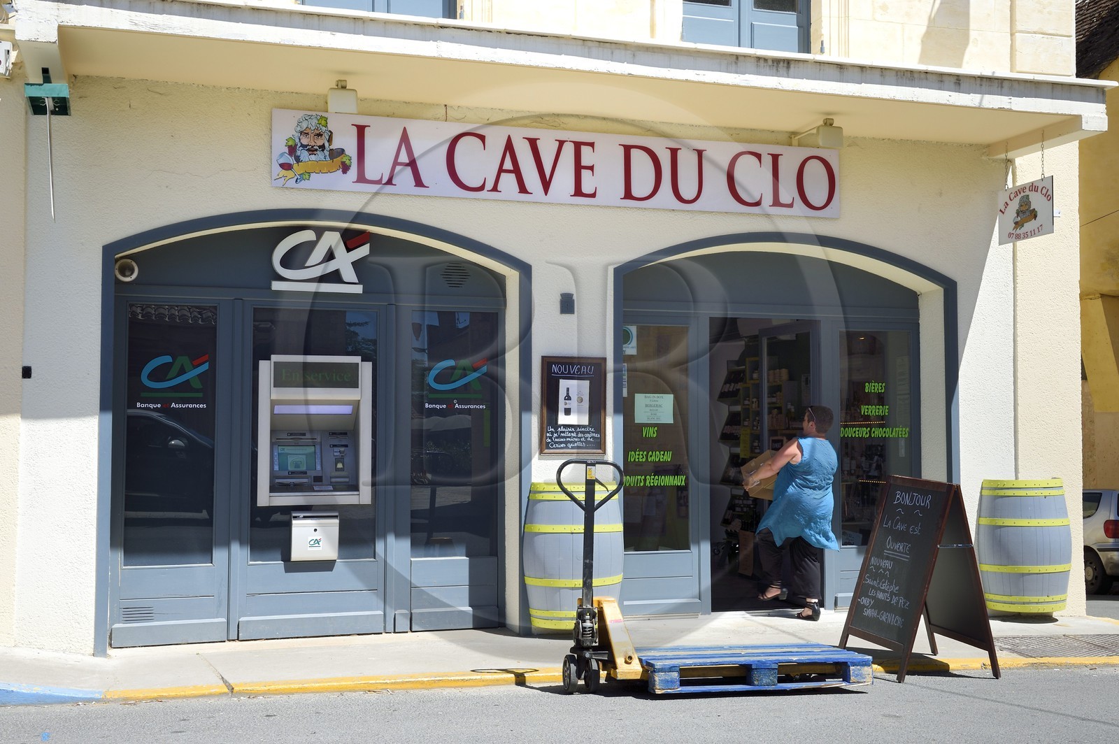 France, Dordogne (24), Périgord Pourpre, Beaumont-du-Périgord, distributeur de billets du Crédit Agricole et magasin spécialisé dans la vente de vin