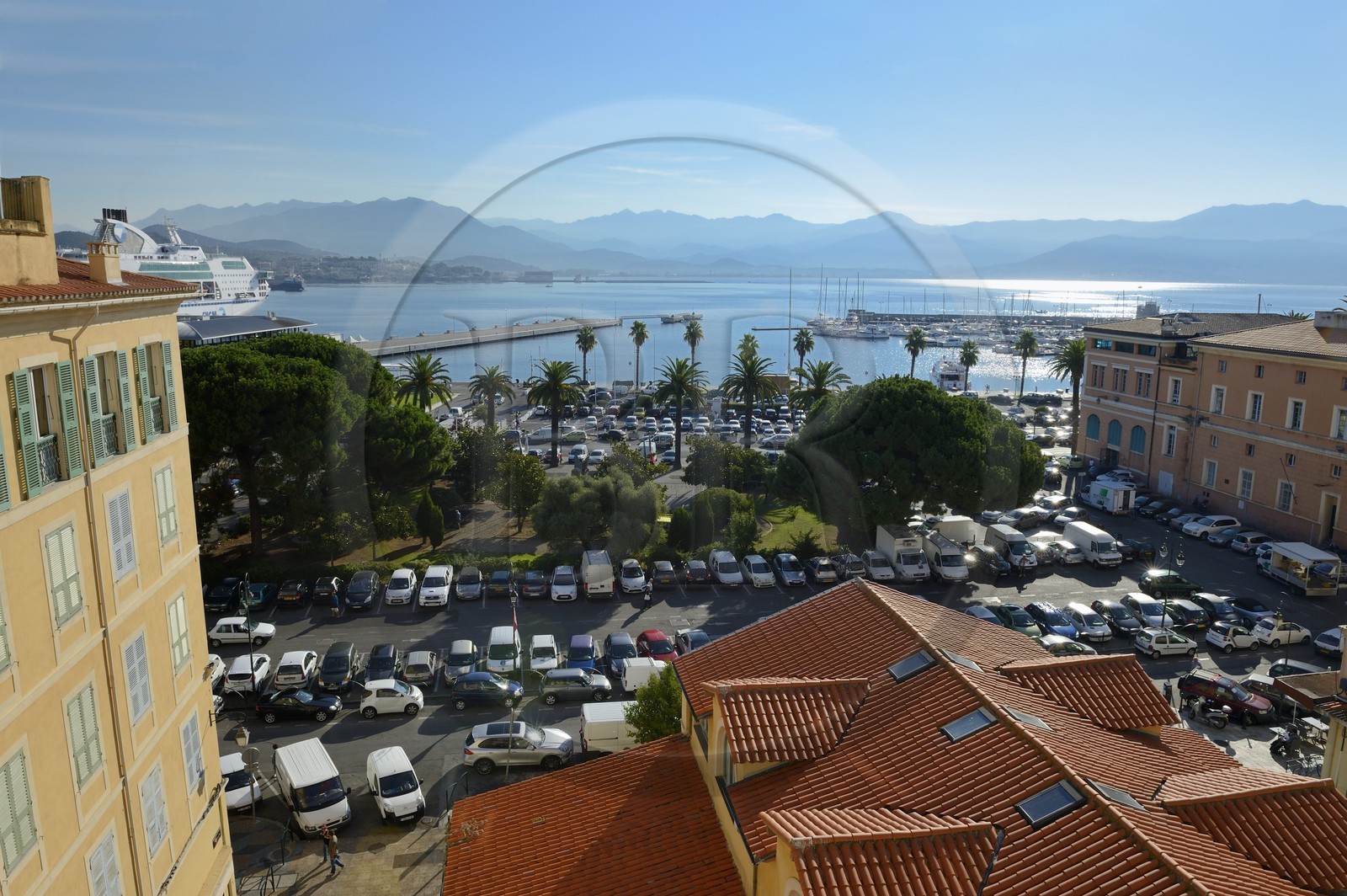 France, Corse-du-Sud (2A), Ajaccio, immeuble du centre ville square Cesar Campinchi  et ferry à quai