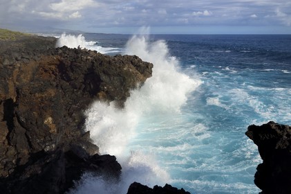 France, Ile de la Reunion, L'Etang Salé les Bains, la côte entre Le Gouffre et l'Etang du Gol, roches noires basaltiques d'origine volcanique tourmentées par l'océan
