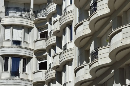 France, Alpes-Maritimes (06), Nice, quartier des Baumettes, l'immeuble Art déco Le Gloria Mansions, balcons sur la cour intérieure