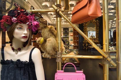 Italie, Lombardie, Milan, Quadrilatère de la Mode (Quadrilatero della moda), boutique de luxe Dolce & Gabbana via Monte Napoleone