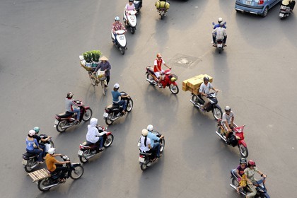 Vietnam, Hanoï, vieille ville, intense circulation sur le rond point au nord du lac Hoan Kiem appelé lac de l'épée restituée depuis le Legends Beer