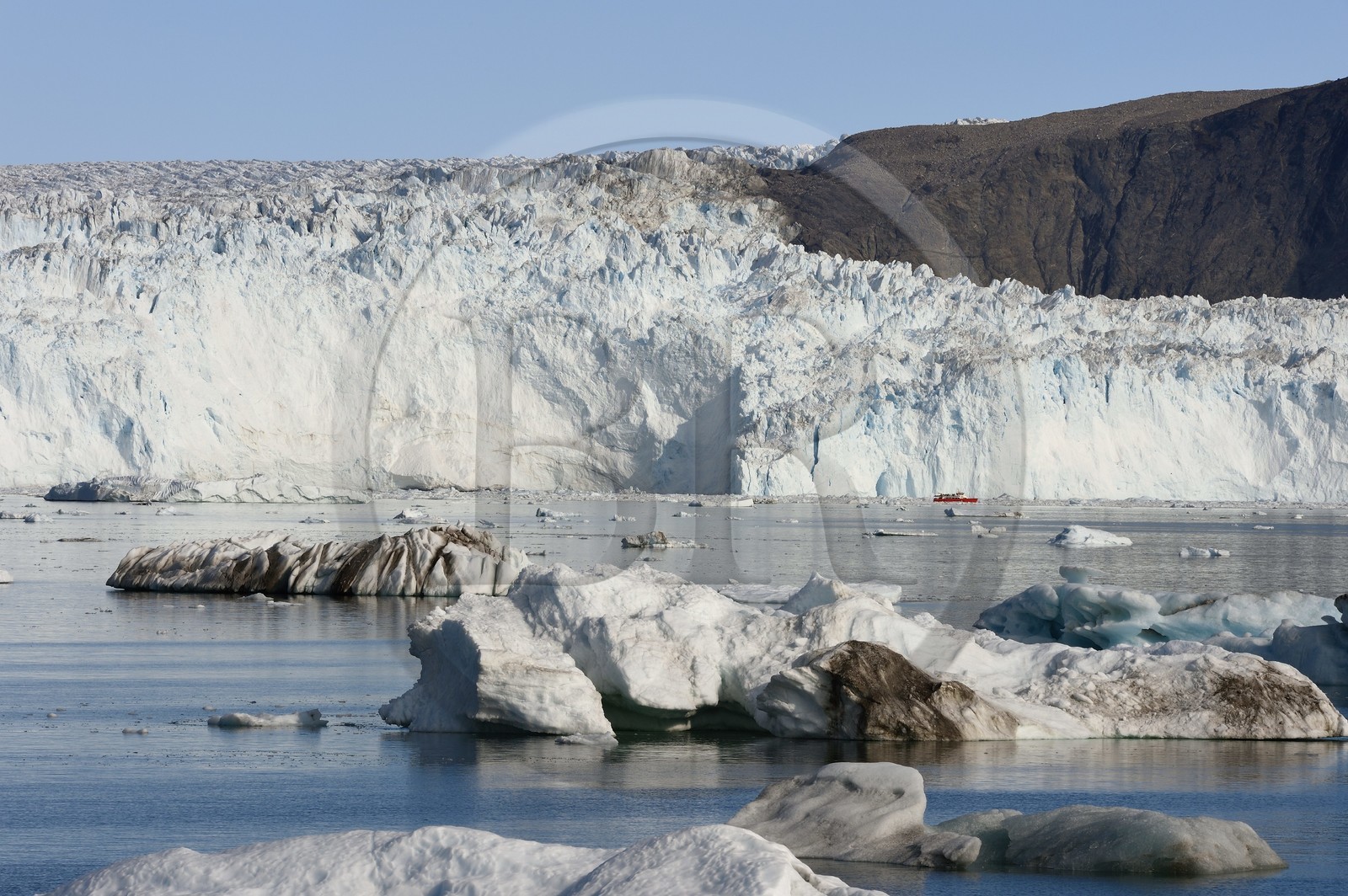 Groenland, cote ouest, baie de Disko, baie de Quervain, bateau progessant à bonne distance devant le glacier Eqip Sermia (glacier Eqi) s'étale sur 4 km et s'élève jusqu'à 50 mètres de hauteur