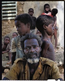 Burkina Faso, province de Poni, pays des Lobi, Loropéni, le vieux Houliene Kambou avec ses petits fils jumeaux