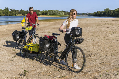 France, Maine-et-Loire (49), vallée de la Loire classée au Patrimoine Mondial par l'UNESCO, Saumur vers Saint-Hilaire, bancs de sable formant des îles sur la Loire, randonnée à bicyclette sur les berges de la Loire, vélo avec une remorque transportant le matériel de camping